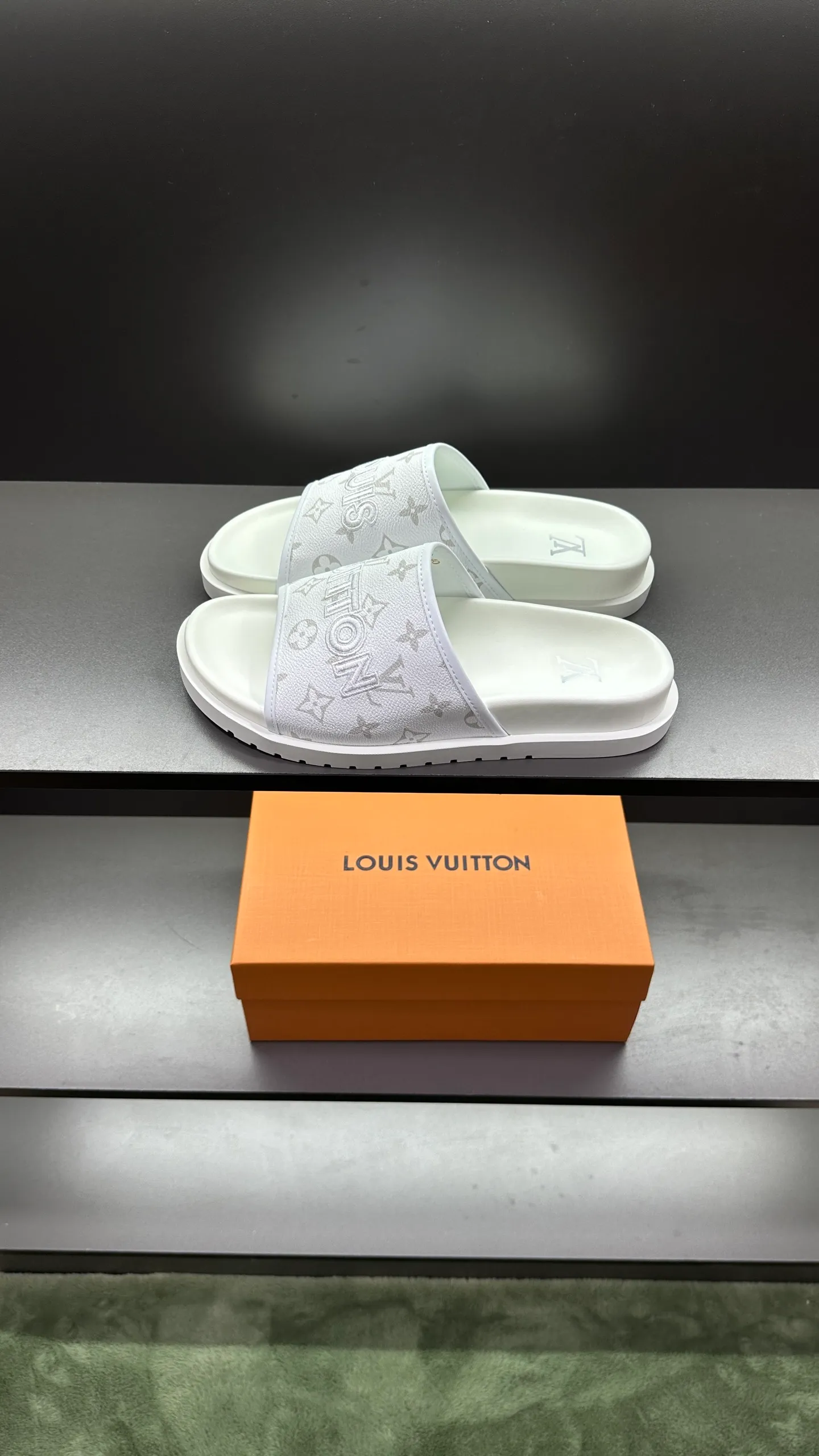 [L Home] P: 300💰Size: 38-45 Top purchasing lv men's summer slippers, classic presbyopia with soft real leather lining, unique color splicing effect, distinctive personality, fashionable and trendy essential style, light and comfortable. Lightweight and tough rubber insole, micro ridged foam outsole, super comfortable!